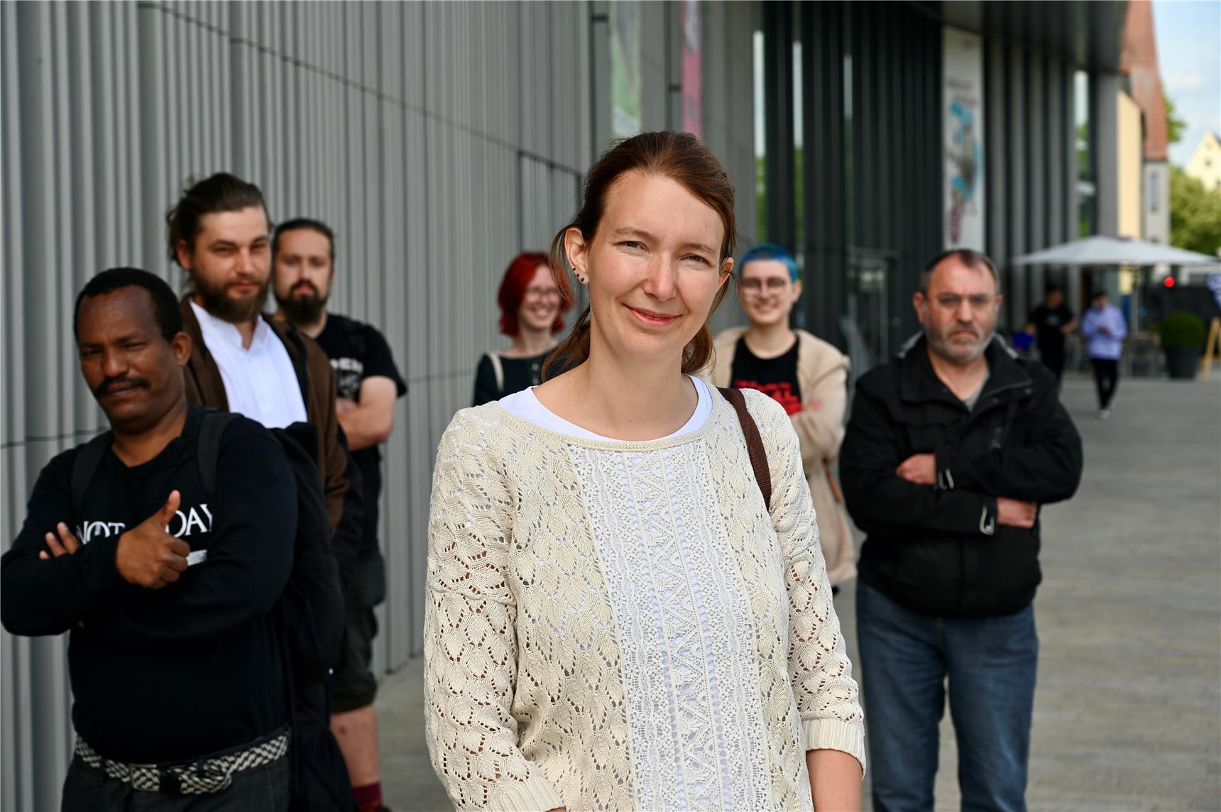 Eine kleine Menschengruppe vor dem Haus der Bayerischen Geschichte