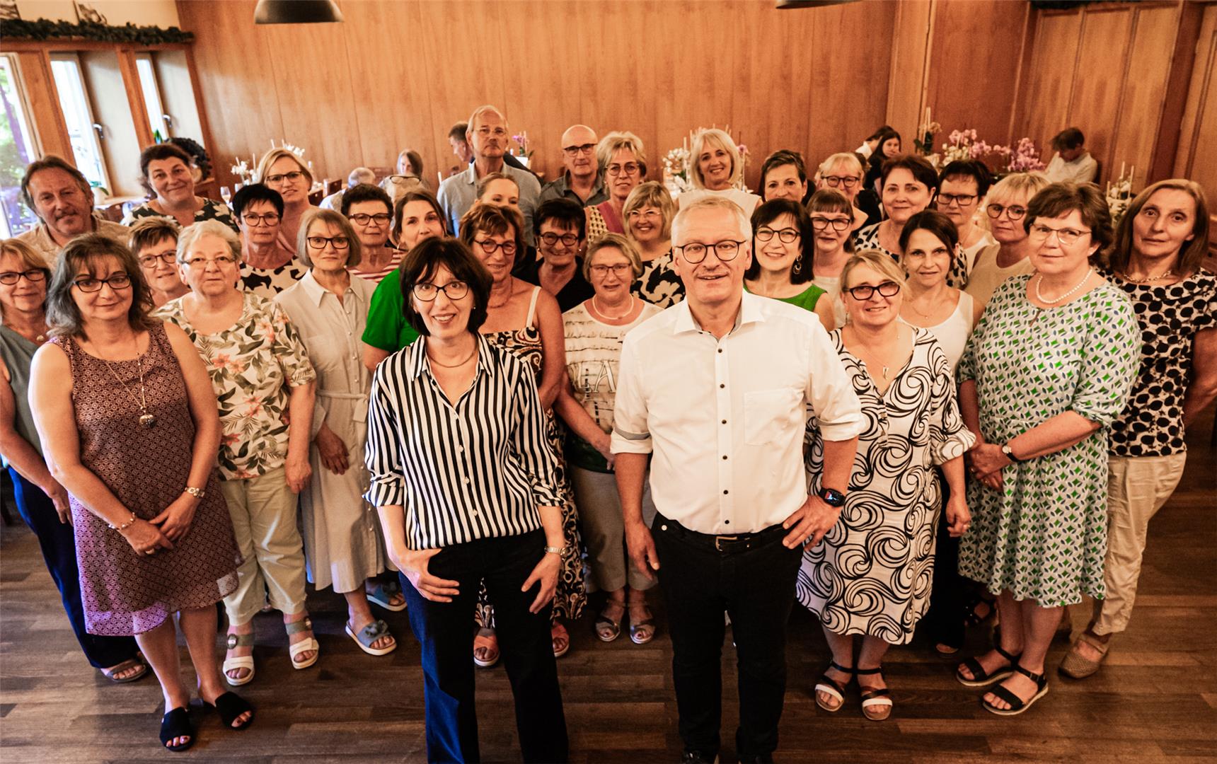 Eine Gruppe von Menschen aus der Pflege festlich gekleidet