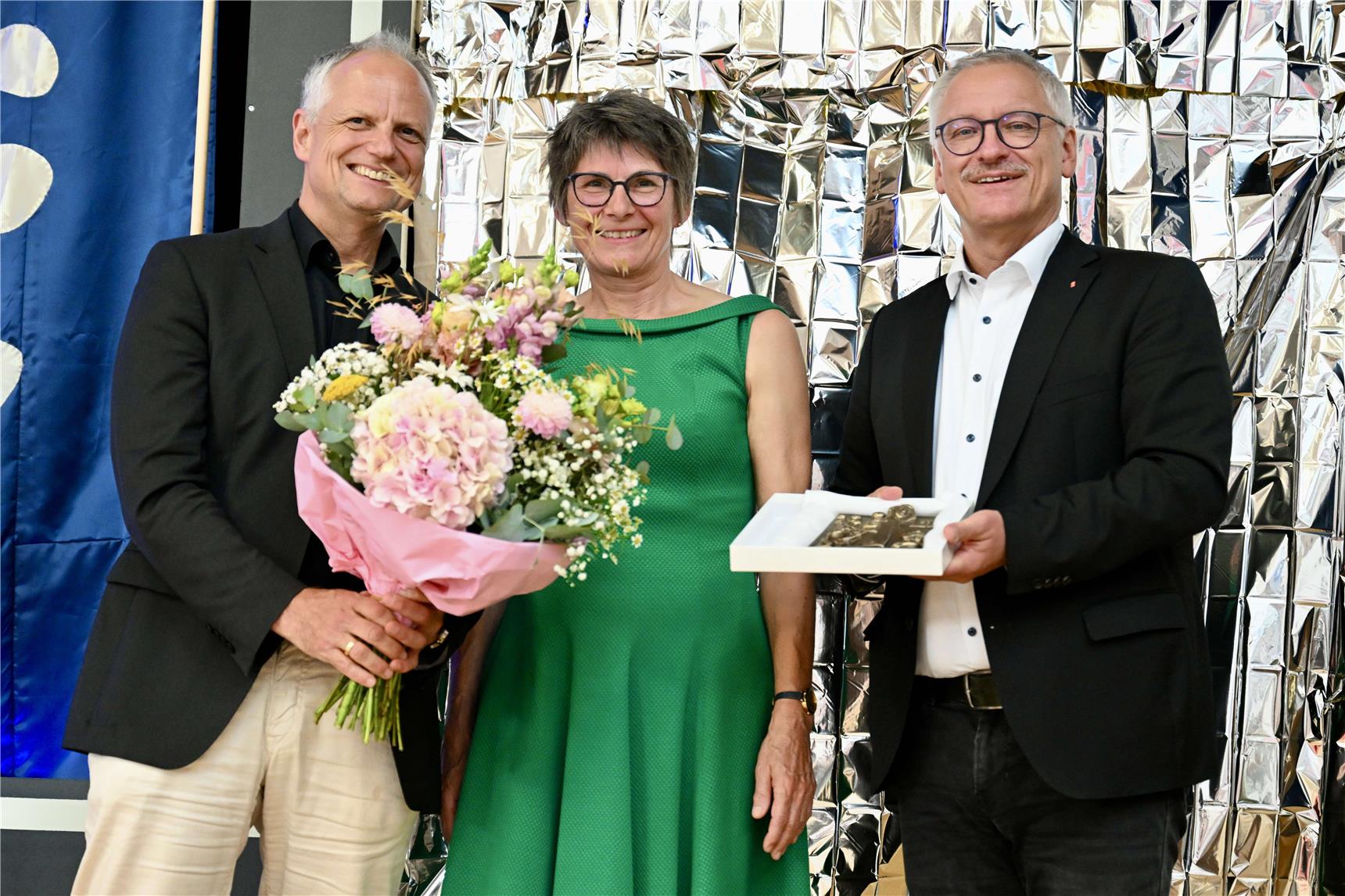 Drei festlich gekleidete Personen
