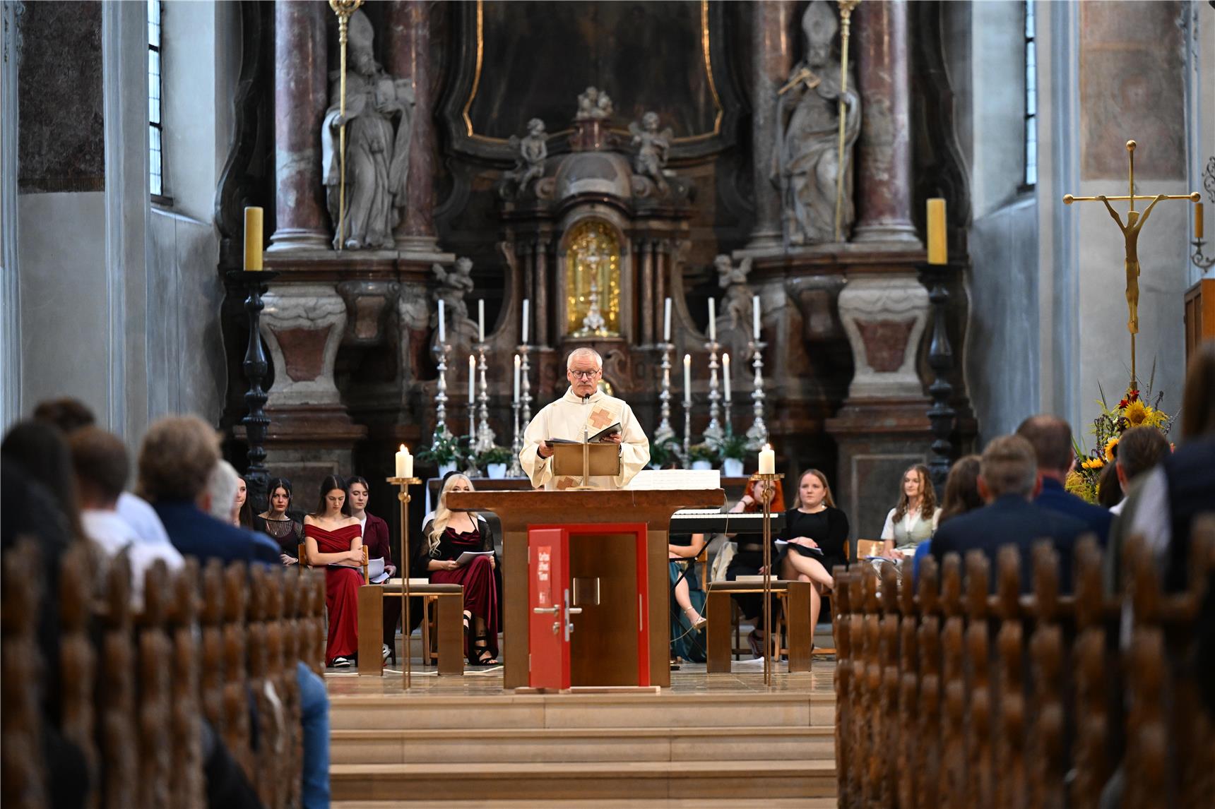 Eine Kirche und in der Mitte ein Diakon am Altar