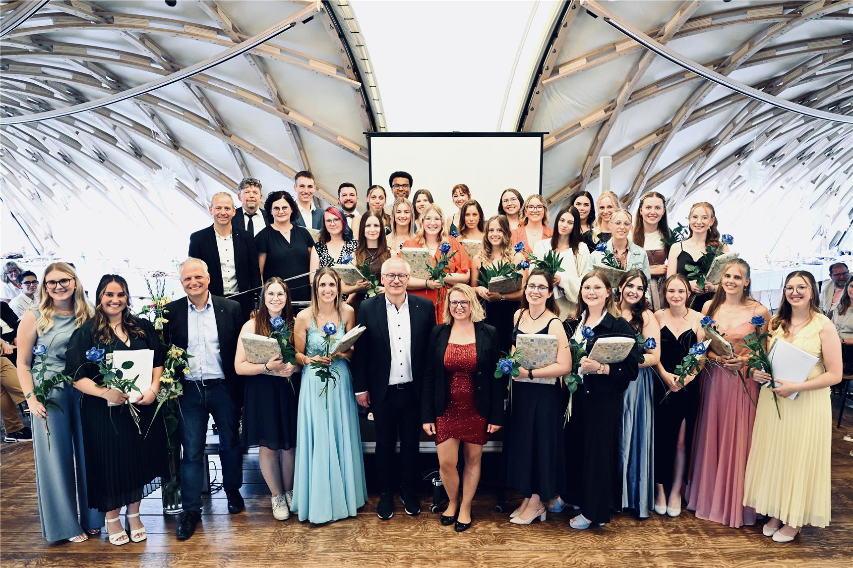 festlich gekleidete Menschen im Gruppenbild
