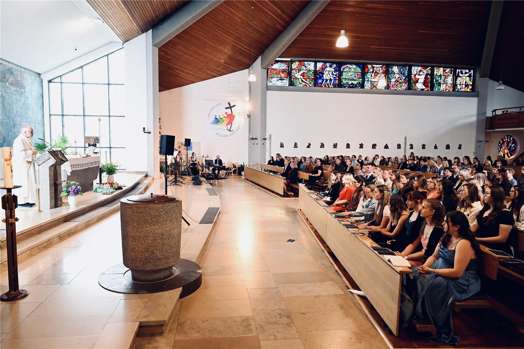 Junge Menschen in der Kirche