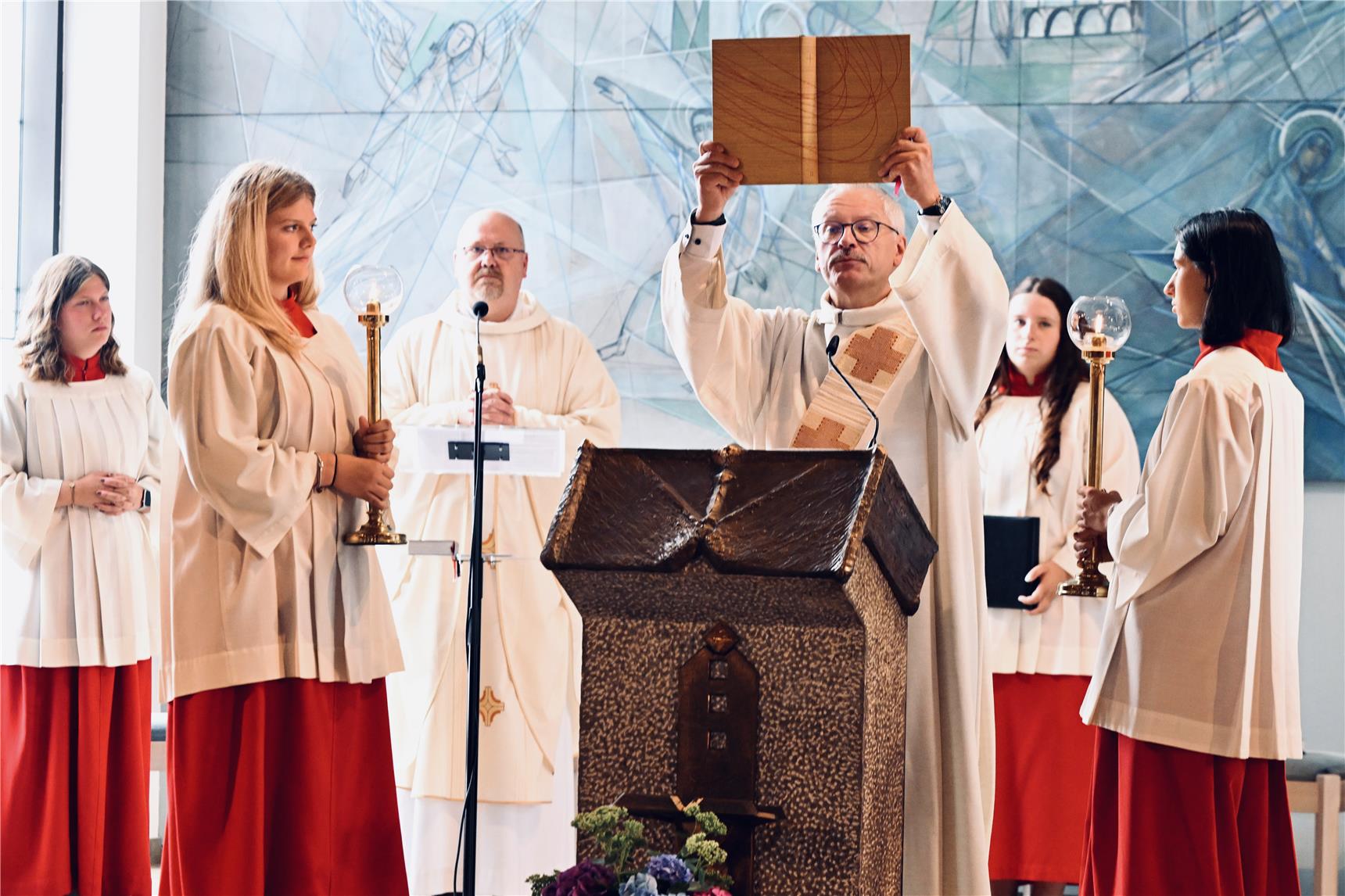 Diakon mit dem Evangelium