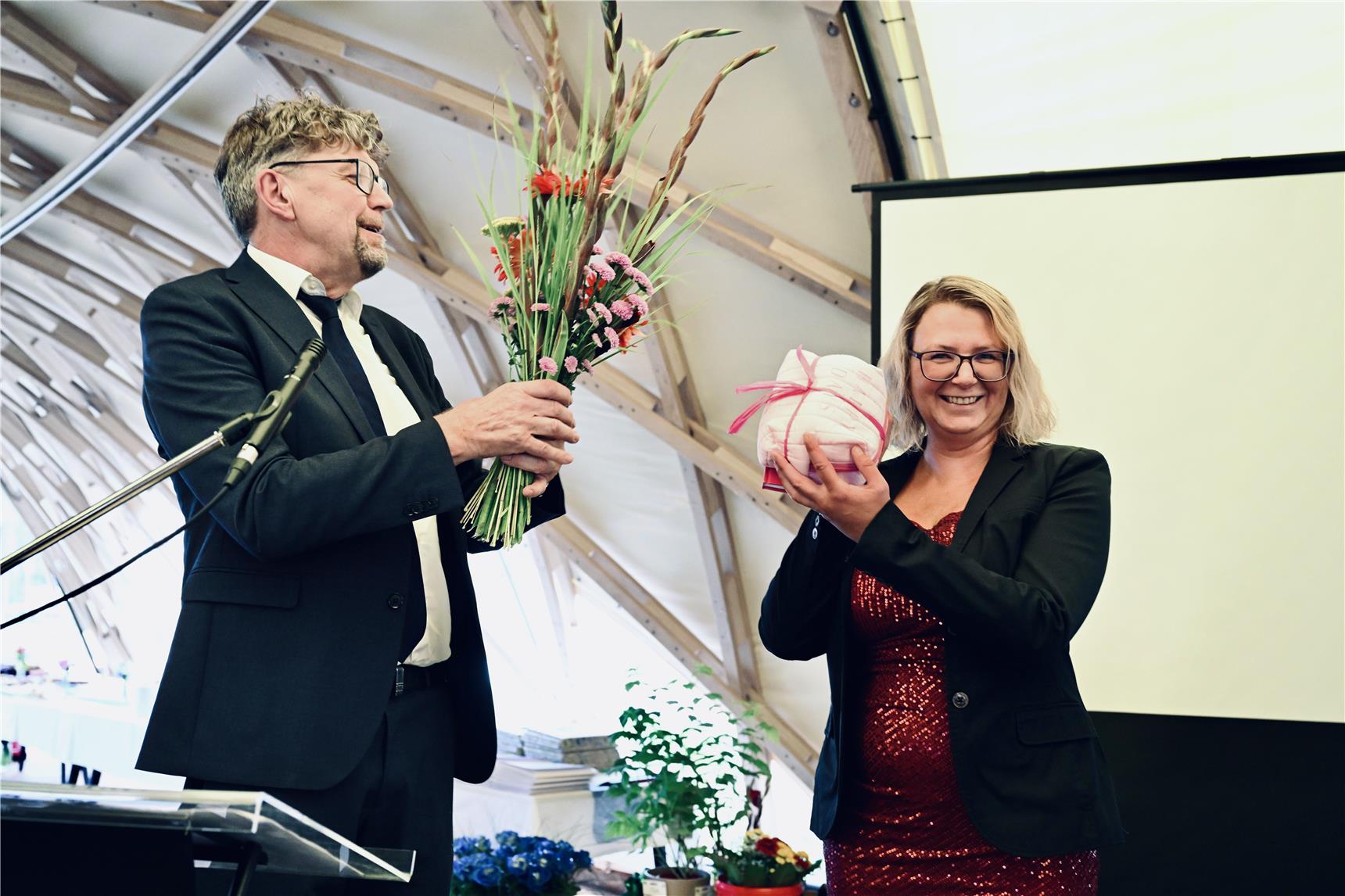 zwei festlich gekleidete Personen lachend