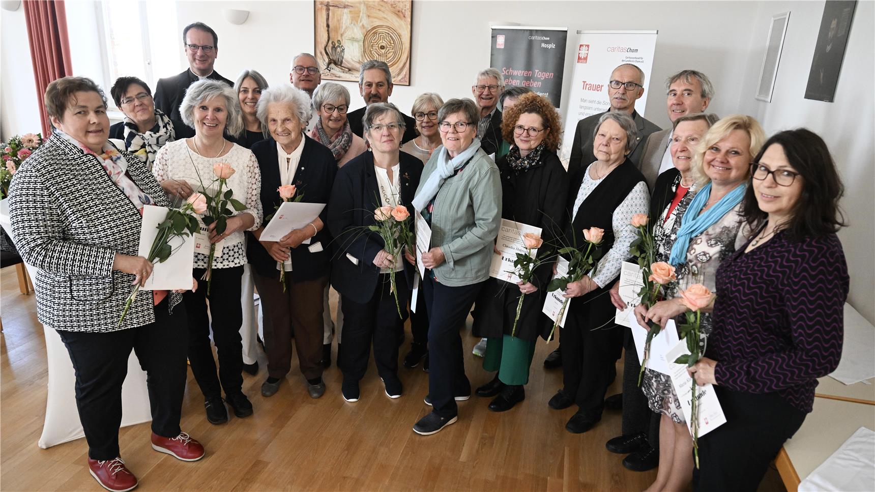 Eine Gruppe von Menschen mit Blumensträußen