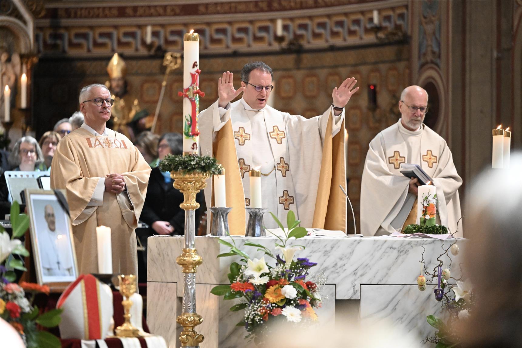 Domkapitular am Altar mit ausgebreiteten Armen