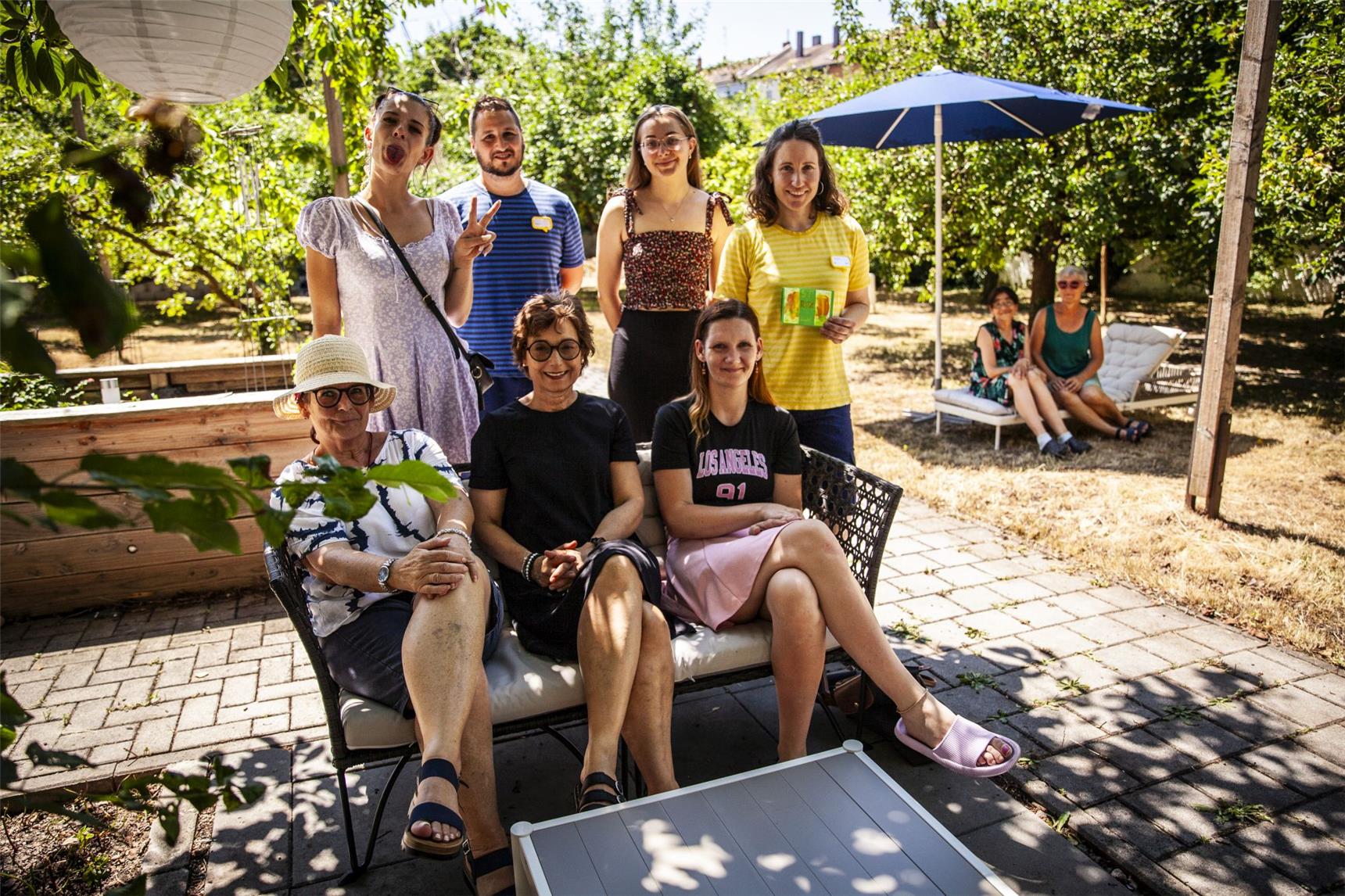 Gruppenbild m Garten mit allen Helfenden.