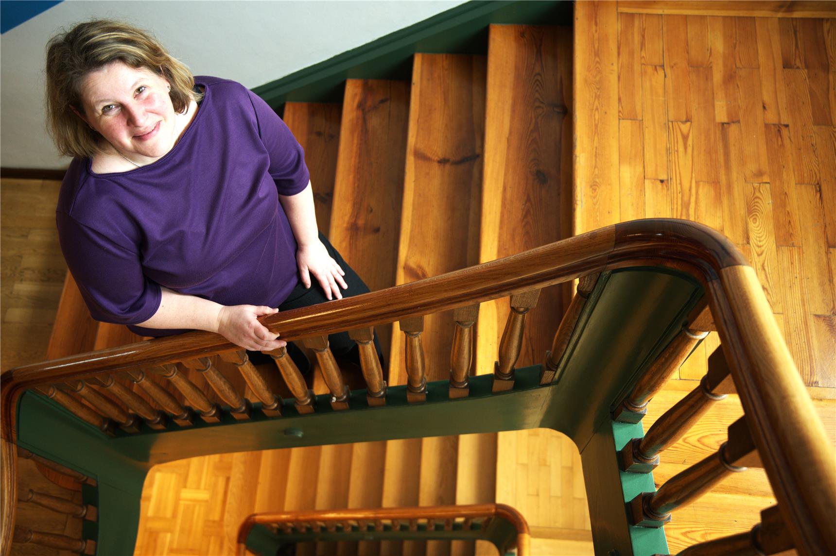 Eine Frau im Porträt im Treppenhaus