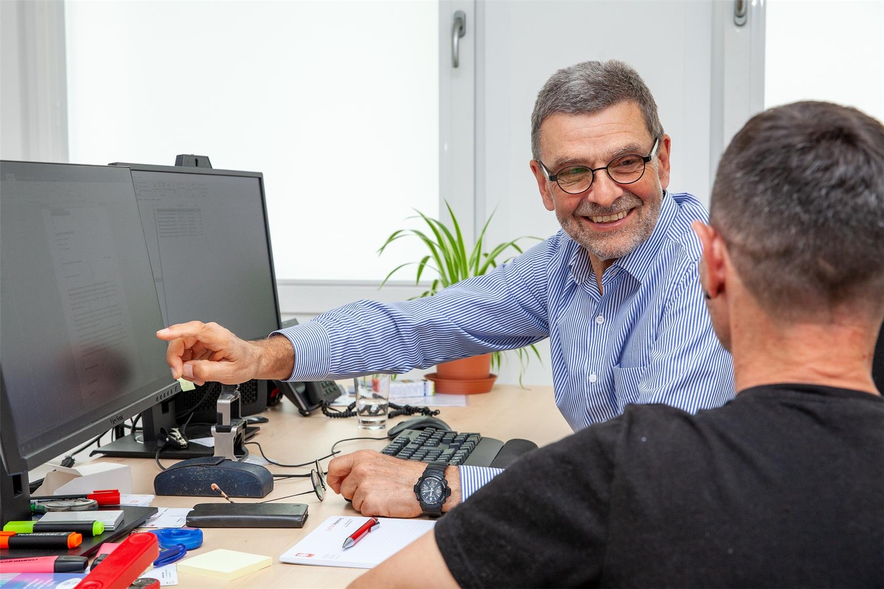 Der Jobpate Ulrich Schade mit einem Klienten am PC