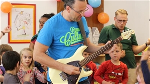 Oli Zangl ist auch Komponist des Songs und begeisterte die Kids mit seiner E-Gitarre.