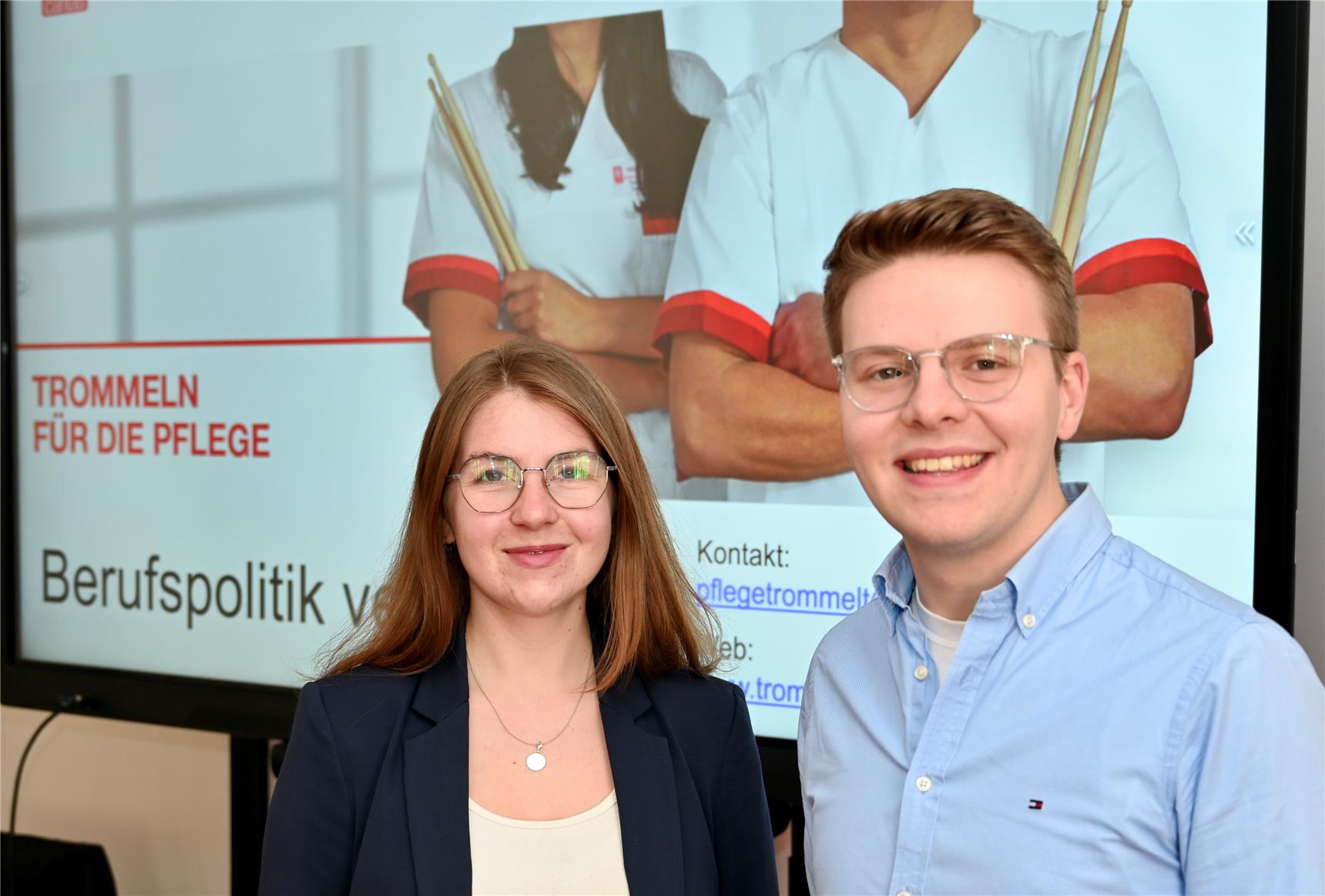 Zwei Personen vor einer Präsentation