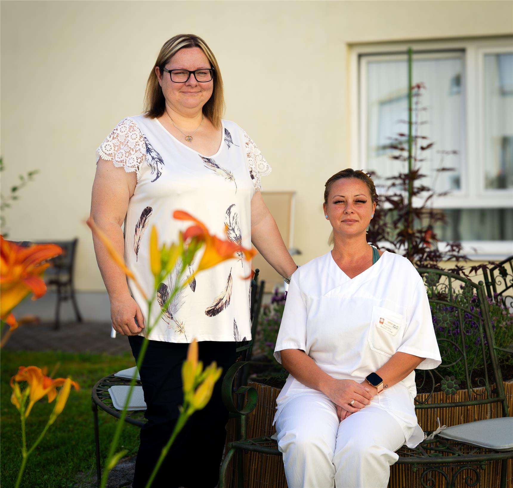 Zwei Frauen vor einer Pflegeeinrichtung 