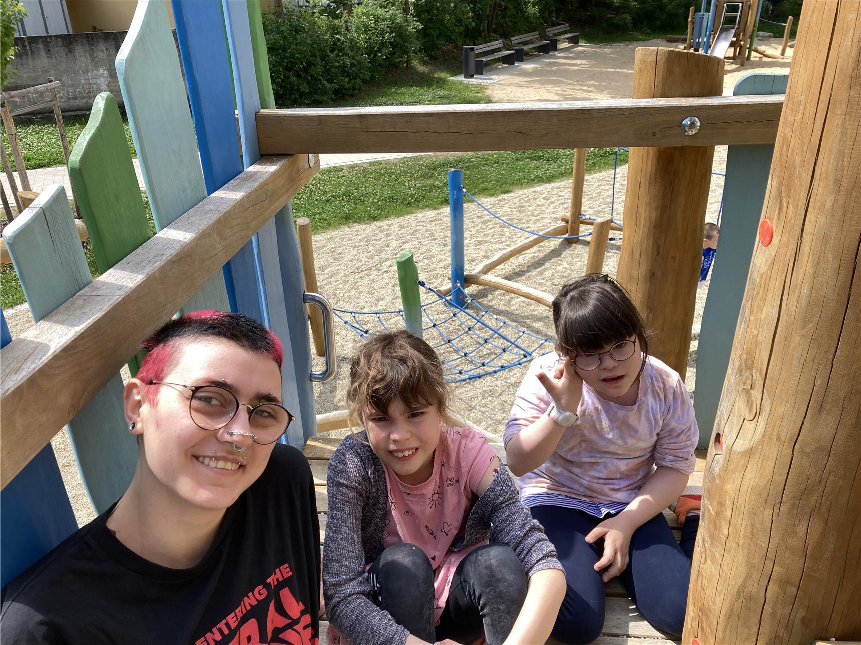 Kinder mit Betreuer auf Spielplatz