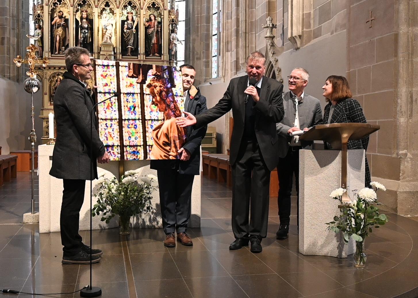 Jiri Lodr bedankt sich für das Geschenk aus Regensburg