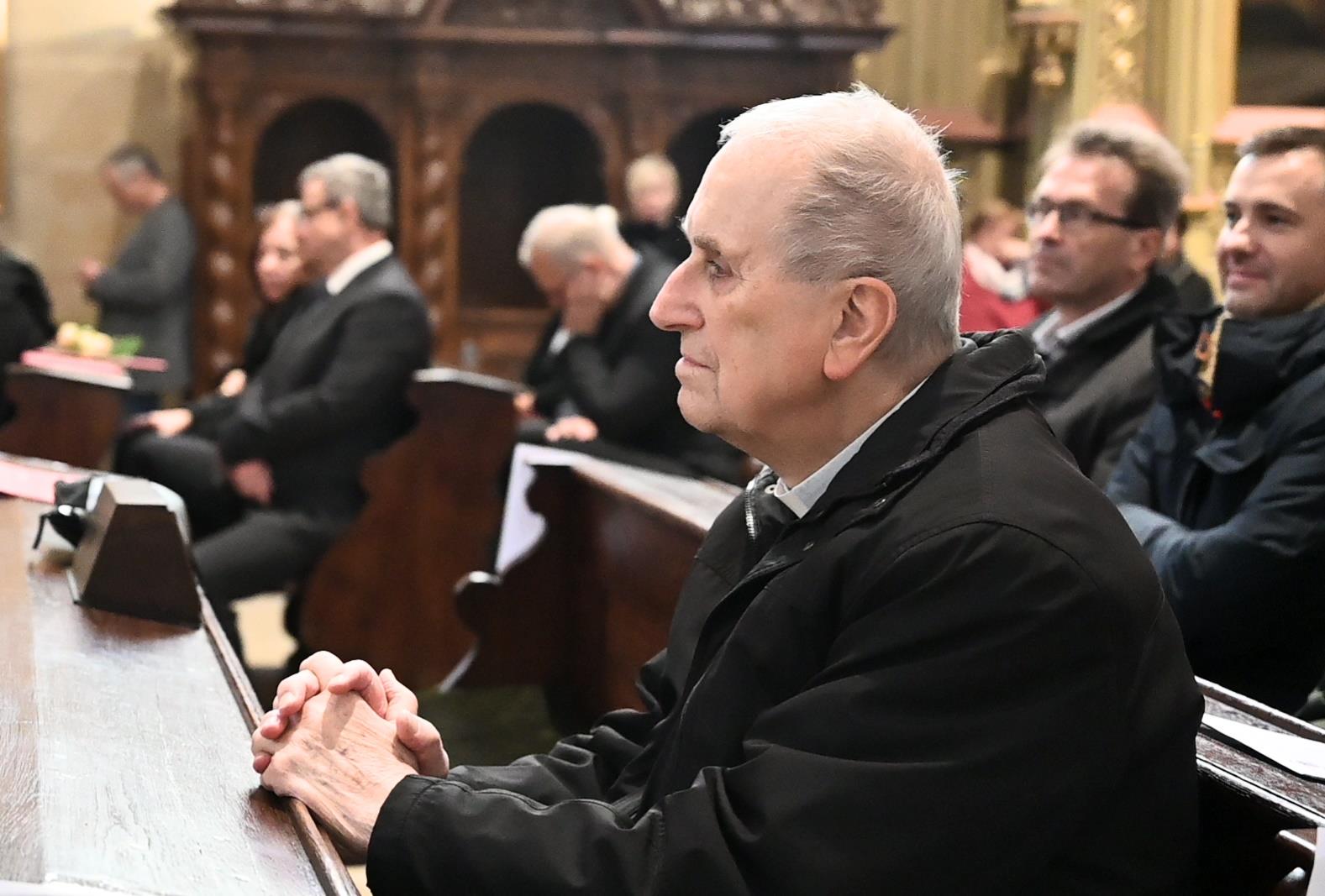 Altbischof Radkovský, heute Caritaspräsident in Pilsen, verfolgt die Feierlichkeiten 