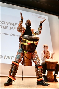 Musikethnologe Dr. Joseph Wasswa riss die Teilnehmenden mit seinen „Welcome Drums“ zum Auftakt des Kongresses mit