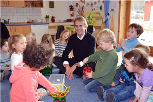 Regierungspräsident Axel Bartelt im vollen Einsatz bei den Kindern des Caritas-Unikindergartens Augustinushaus.