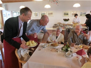 Oberbürgermeister Joachim Wolbergs und Caritas-Abteilungsleiter Robert Seitz servieren Heimbewohnern das Mittagessen.