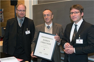 Professor Dr. Friedrich Jung (Mitte) erhielt für seine Verdienste von Professor Dr. Ernst-Michael Jung (links) und Professor Dr. Lukas Prantl (rechts) die Ehrenmedaille der Deutschen Gesellschaft für Klinische Mikrozirkulation und Hämorheologie.
