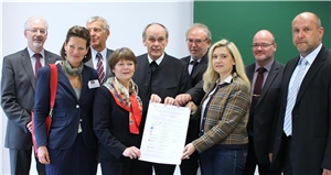 Charta des Bayerischen Hospiz- und Palliativbündnisses von Gesundheitsministerin Huml unterschrieben.