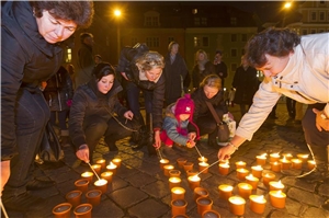 Alle zwei Jahren leuchten vorm Regensburger Dom 1000 Kerzen als Zeichen der Solidarität in Form des Caritas-Flammenkreuzes. 