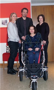 Irene Hau (ganz links) und Elisabeth Fink (vorne) nehmen Kinderwagen und Ankoppelung von Professor Schratzenstaller entgegen. Auch die stellvertretende Leiterin der Caritas-Schwangerschaftsberatung Re