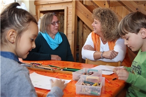 Gudrun Hutmacher (links) hospitiert in mehreren katholischen Kindergärten und kommt mit den Leiterinnen, den Erzieherinnen, aber auch mit den Kindern ins Gespräch.