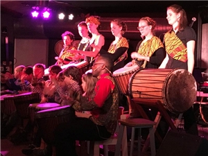 Mit afrikanischen Trommel-Rhythmen begeisterten die jungen Talente das Publikum.