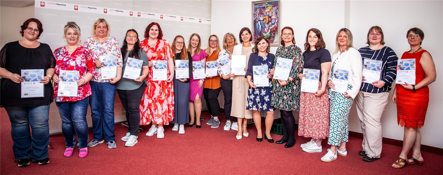 Die 17 neuen Leiterinnen mit Zertifikat stehen nebeneinander im Konferenzraum