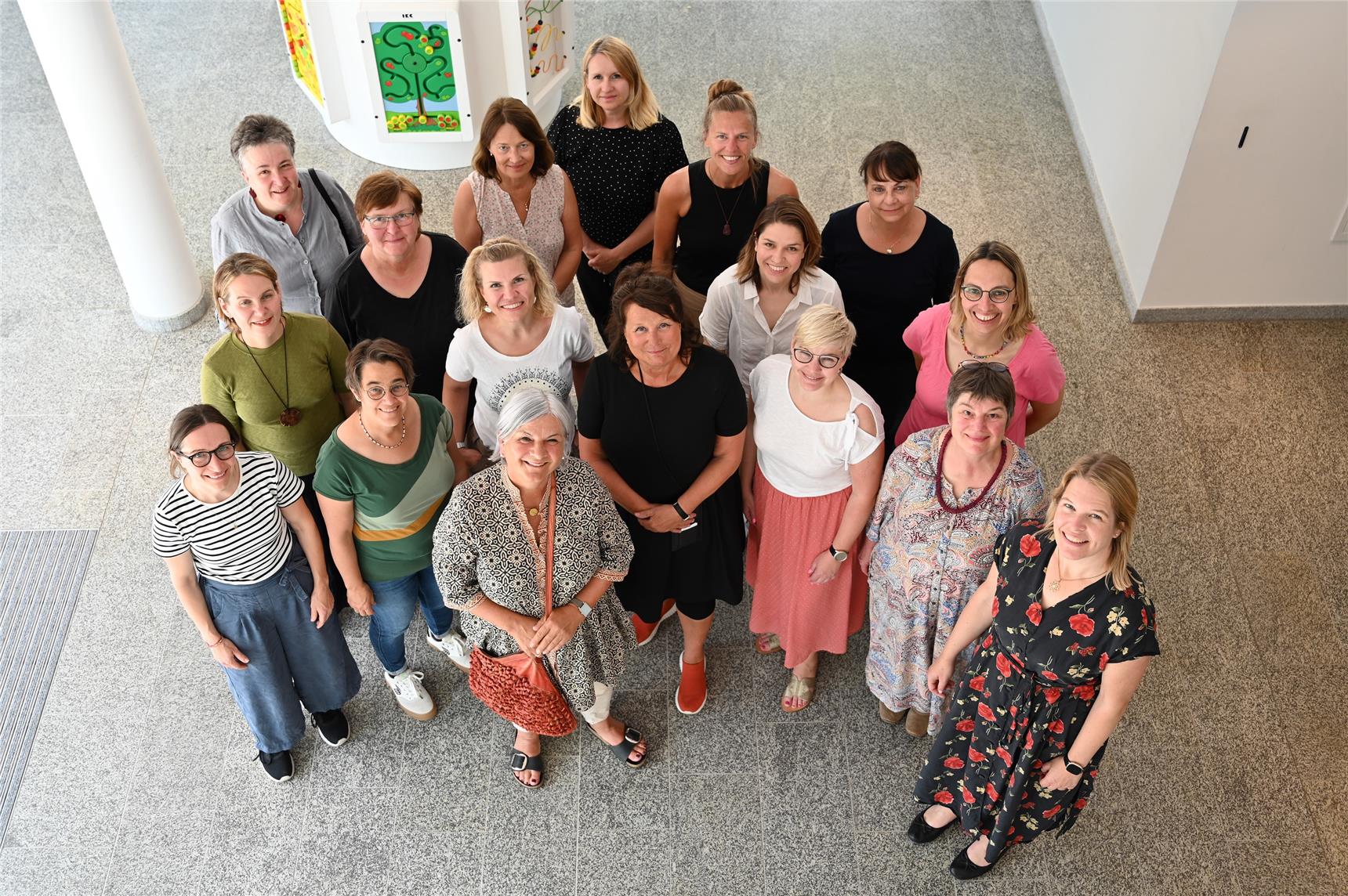 Mehrere Frauen schauen in die Kamera