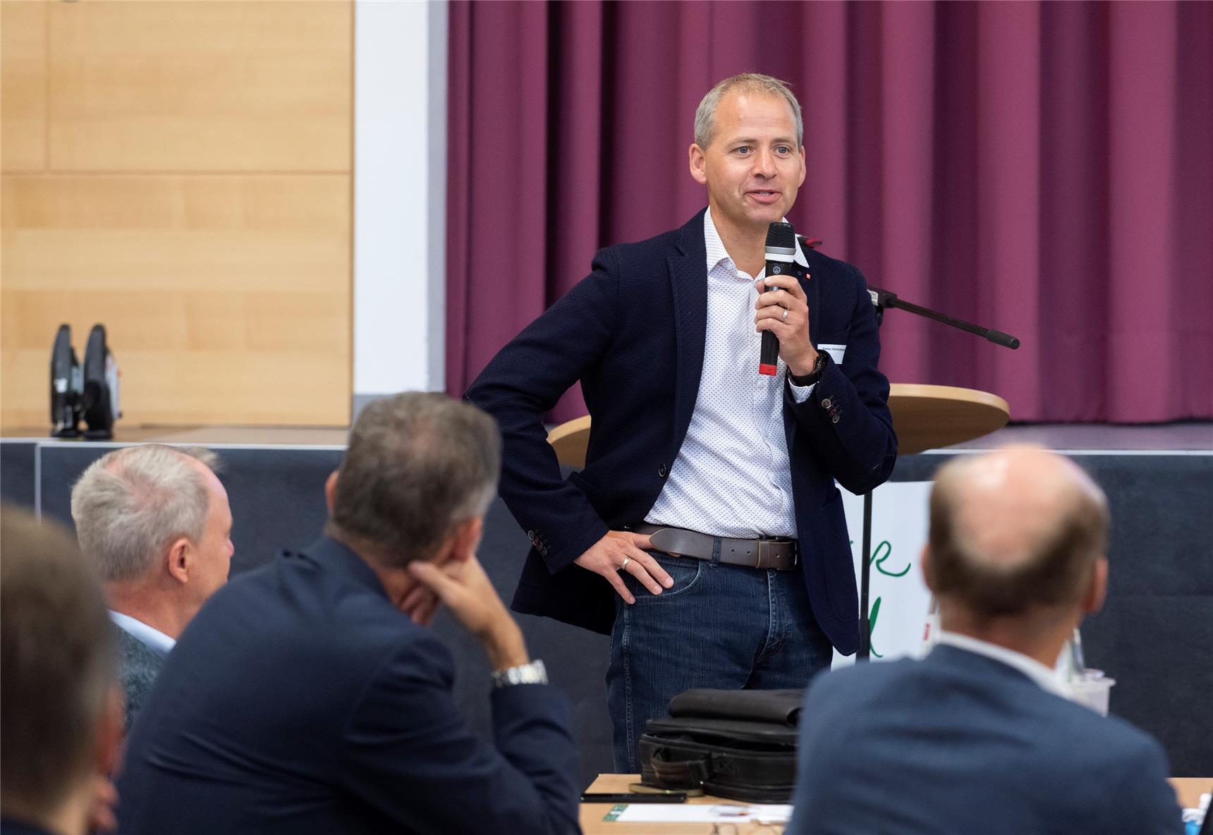 Herr Schmidberger spricht vor Publikum