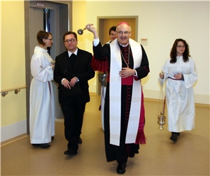 Bischof Rudolf segnete im Rahmen seines Pastoralbesuchs die Räume des neuen Caritas-Alten- und Pflegeheimes St. Emmeram in Geisenfeld. Mit im Bild: Caritasdirektor Dr. Roland Batz.