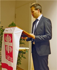 Stefan Schmidberger, Abteilungsleiter für soziale Dienste des Diözesan-Caritasverbandes Regensburg, hält die Begrüßungsrede. 