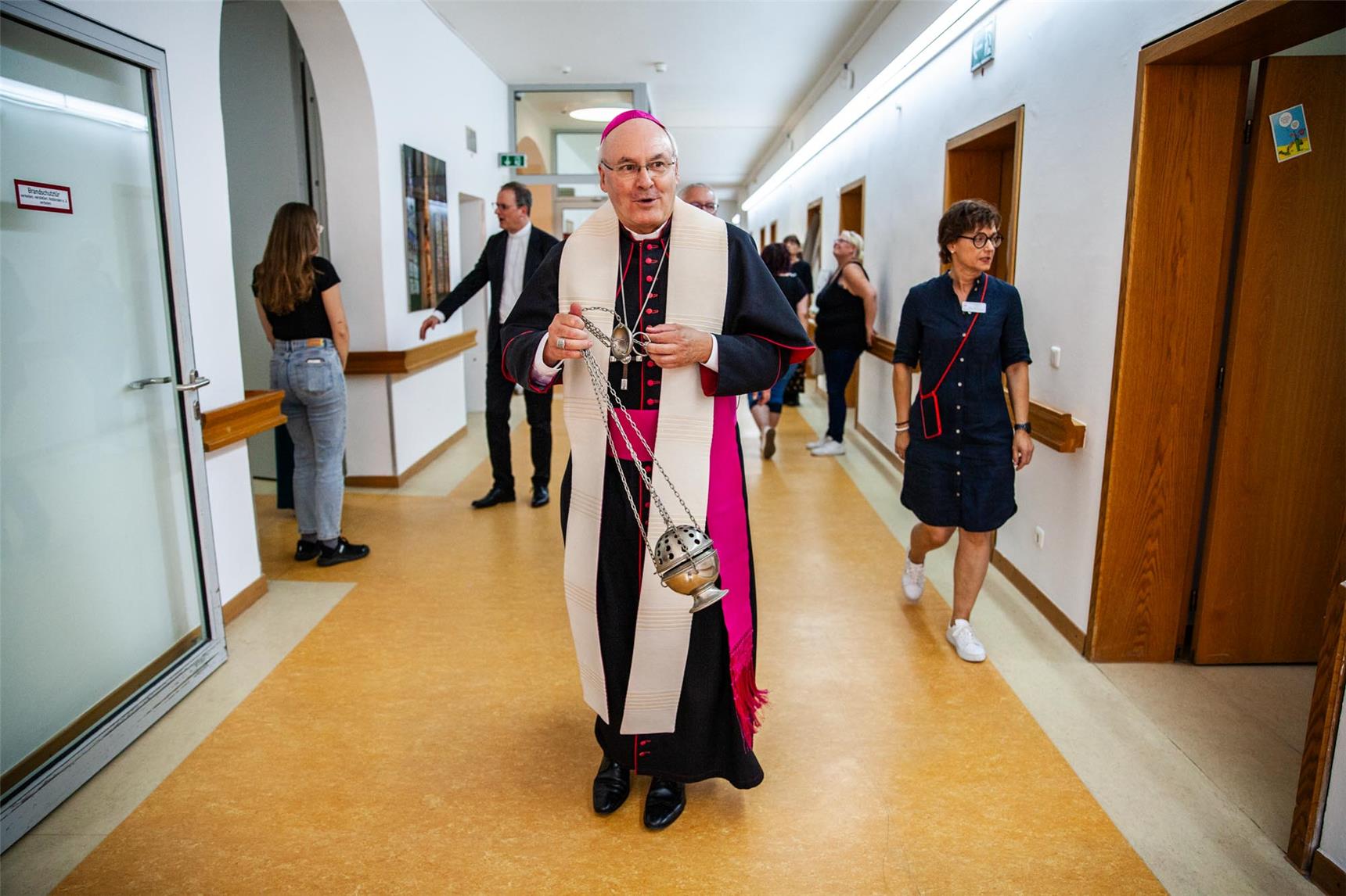 Der Bischof spendet Weihrauch im Flur des Caritas Marienheims
