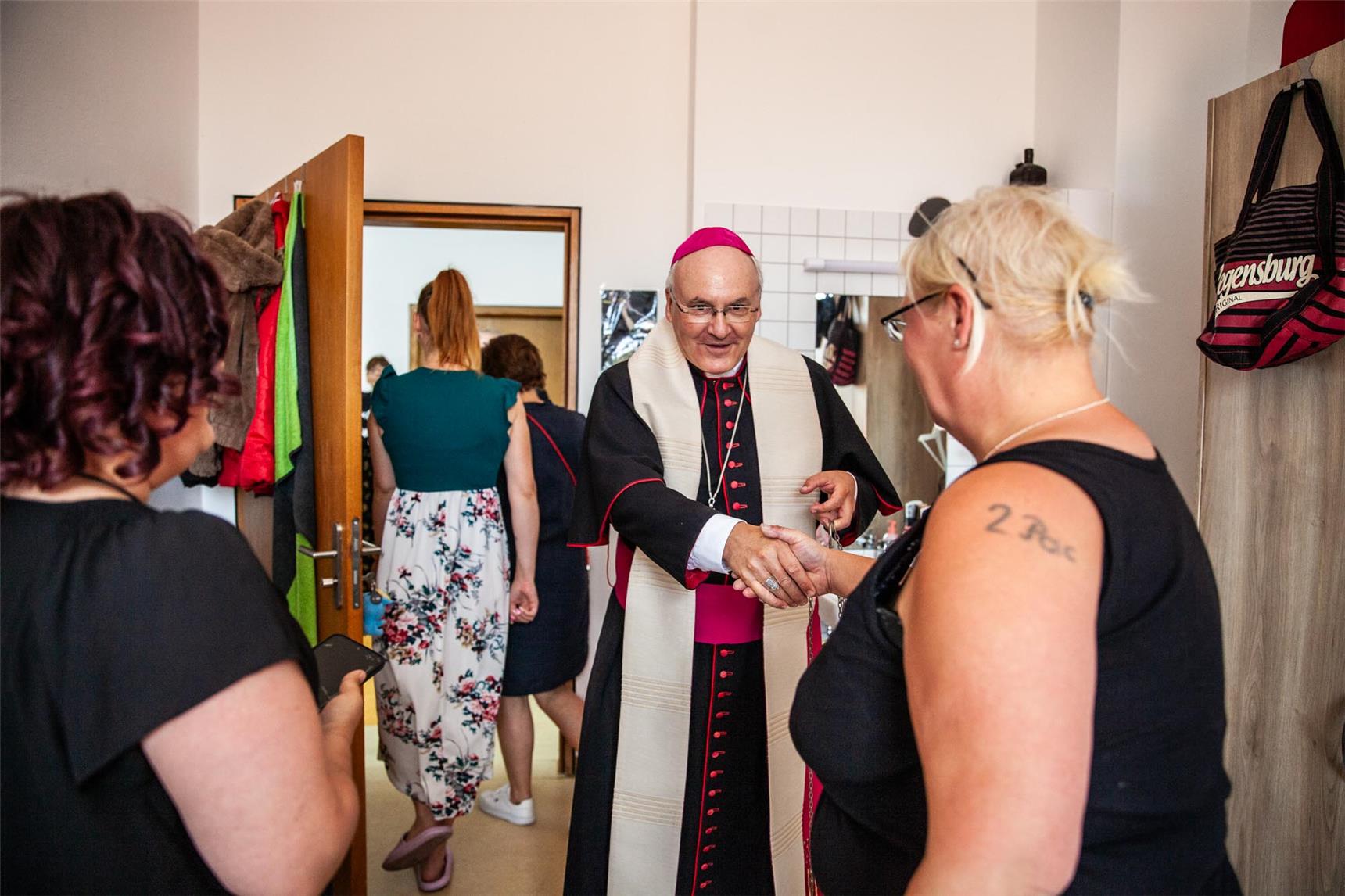 Der Bischof mit Frauen aus dem Caritas Marienheim