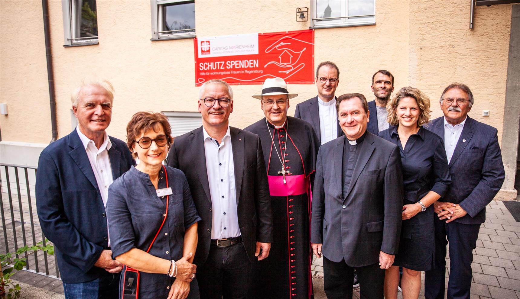 Eine Gruppe von Menschen mit dem Bischof