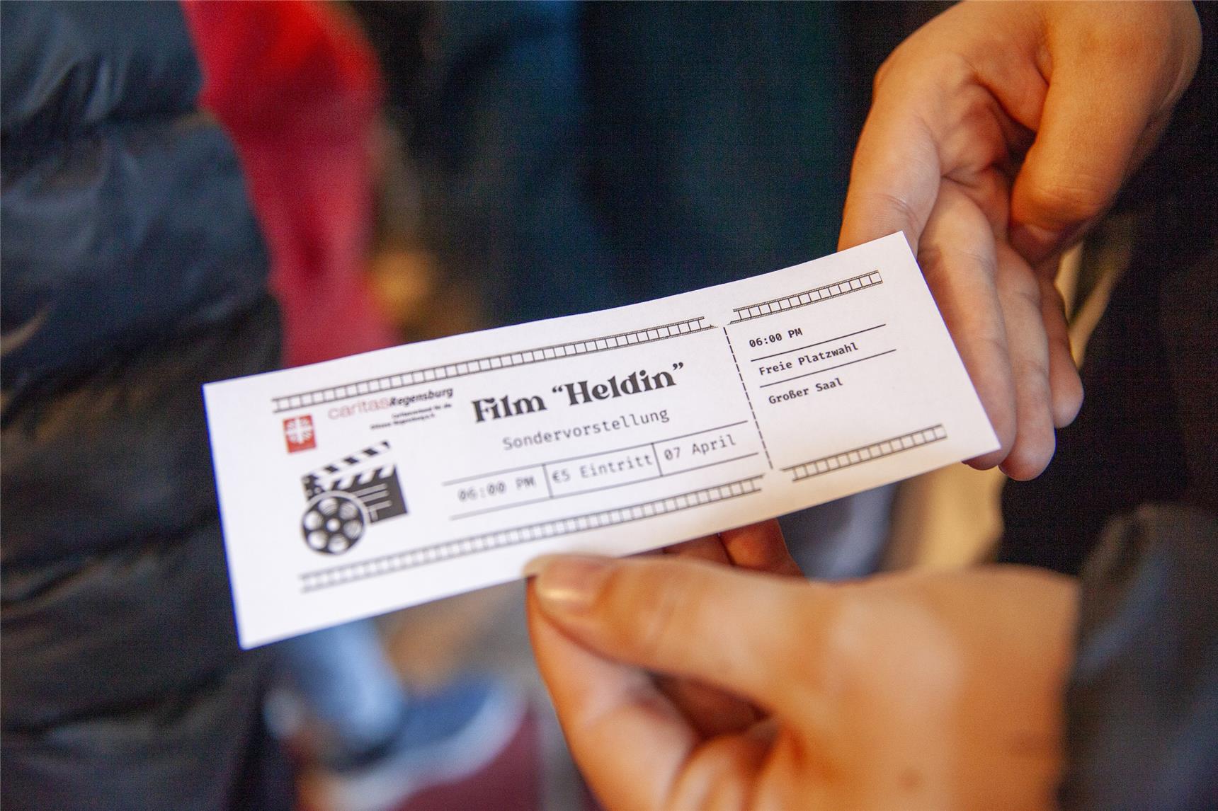 ein Kinoticket mit Caritaslogo