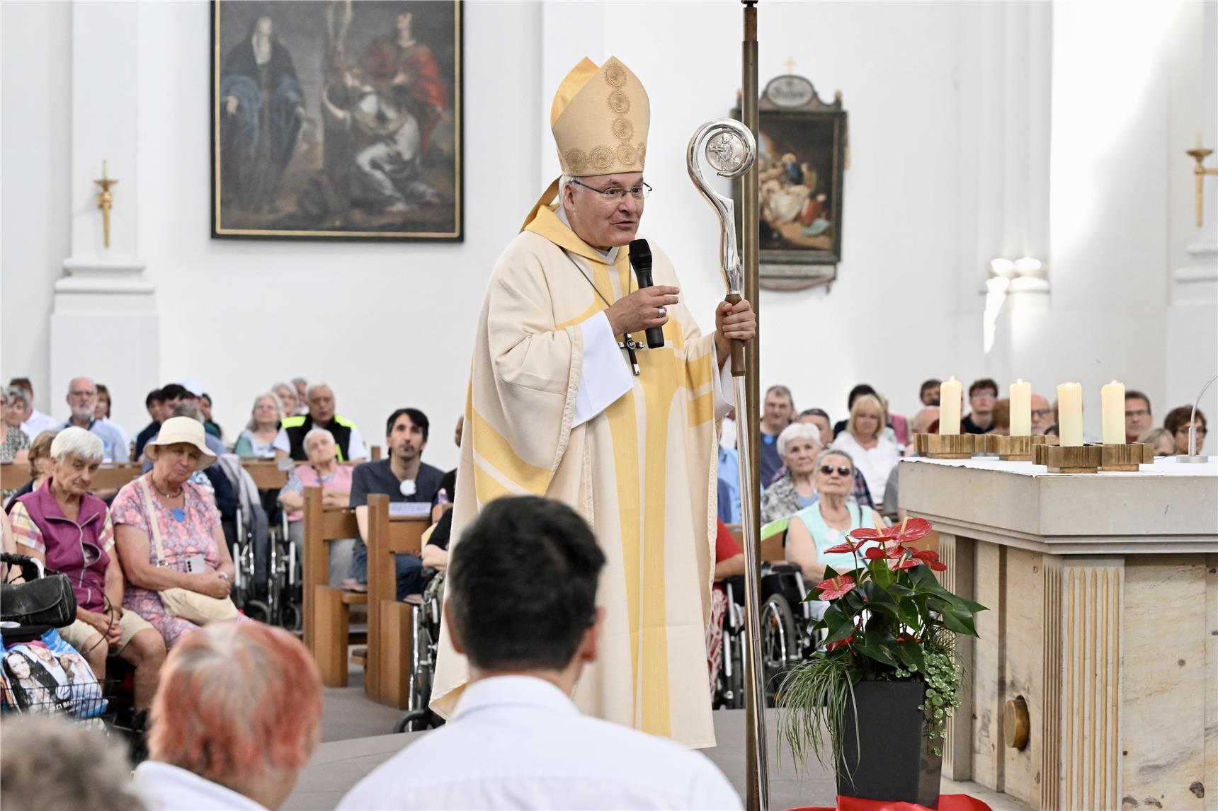 Der Bischof mit Mikrofon in der Kirche