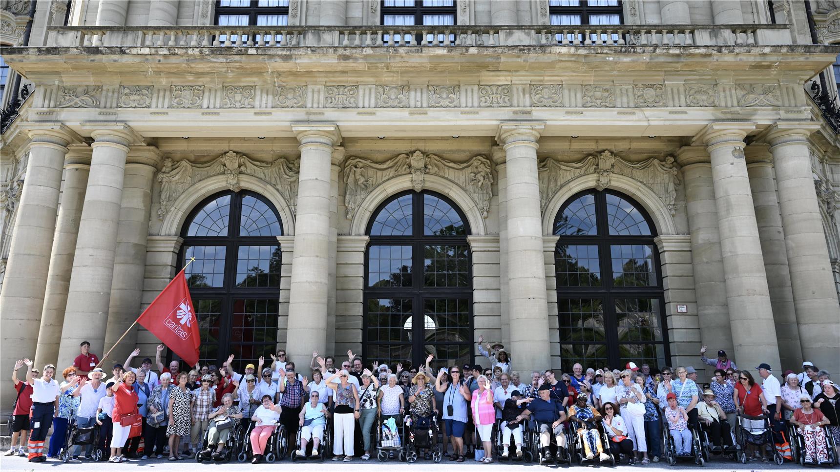 Eine Gruppe Menschen steht vor der Würzburger Residenz