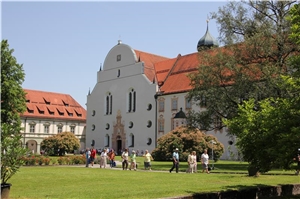 Der Klosterhof mit seiner bunten und vielfältigen Pflanzenwelt war paradiesisch.