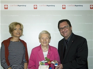Hildegard Anke (Bildmitte) übergibt das Spenden-Herz an Diözesan-Caritasdirektor Dr. Roland Batz (rechts) und Sonnenzug-Organisatorin Brigitte Weißmann (links).