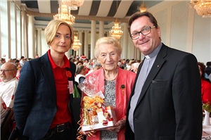 Die gesamte Sonnenzug-Familie gratulierte Hildegard Anke nochmal nachträglich zum 95. Geburtstag; hier mit Brigitte Weißmann und Direktor Batz. 