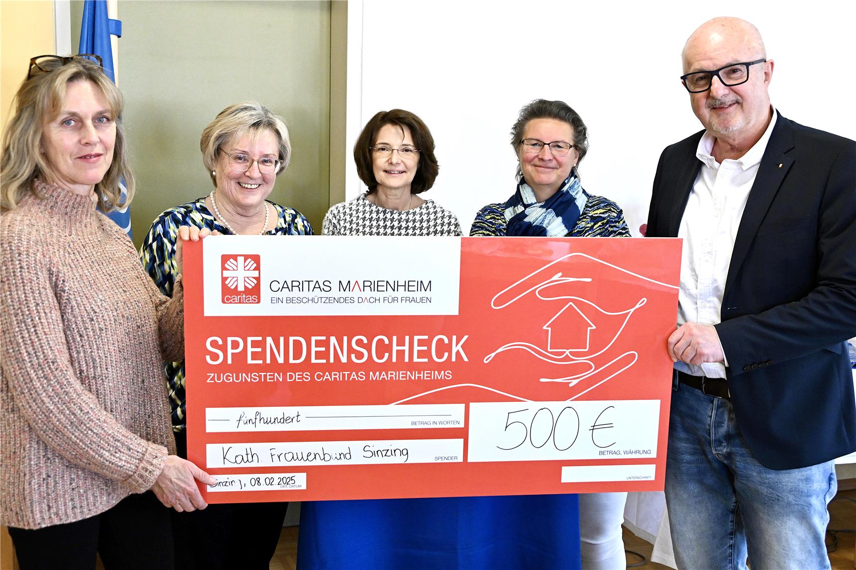 5 Personen mit Spendenscheck