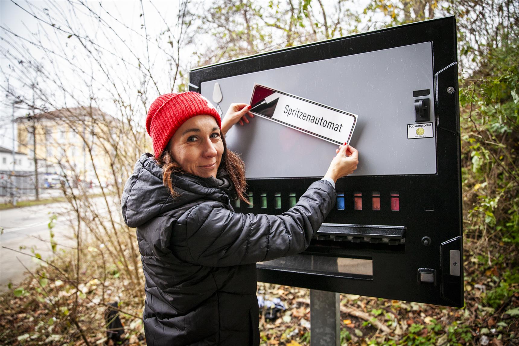 Marion Santl hält die Beschriftung an den Spritzenautomaten