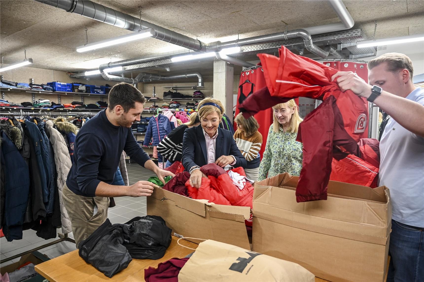 Team Caritas und Vertreter des SSV Jahn packen fleißig aus.