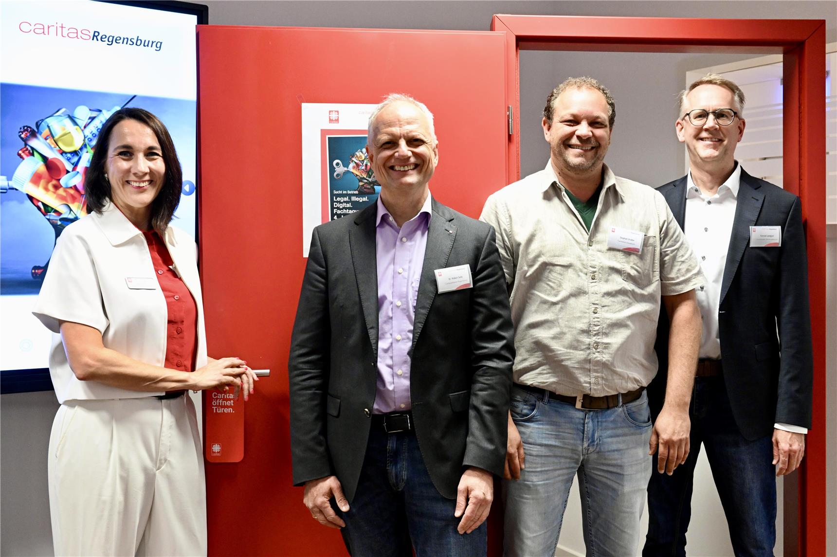 Gruppenbild mit roter Tür der Caritas