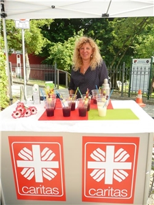 Mit nichtalkoholischen Cocktails gegen die Sucht: Bettina Zurek am Infostand am Parsberger Bauernmarkt.