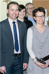 Katjenka Wild (2.v.r.) mit Stefan Schmidberger (links) am Tag ihrer offiziellen Übernahme der Leitung der Fachambulanz in Weiden. 