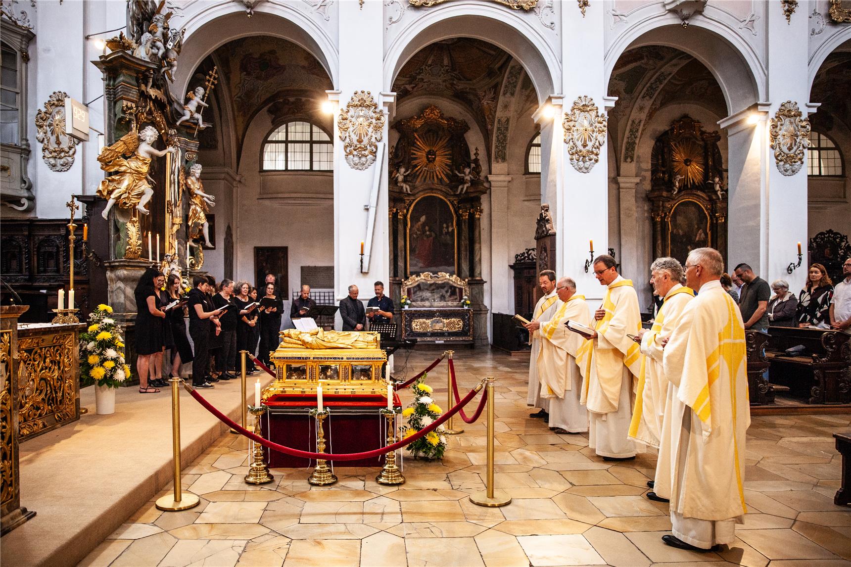 In der Mitte des Fotos steht der Schrein des Heiligen Wolfgangs. Links, auf Altarhöhe steht der Caritas Chor und rechts neben dem Schrein die Geistlichen, darunter Domkapitular Dreßel