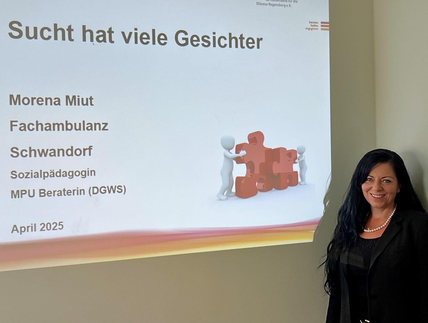 eine Frau vor einer Powerpointpräsentation